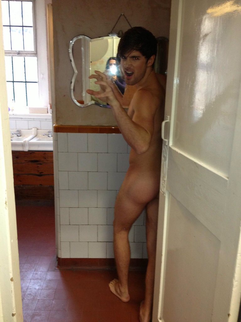 Arron Lowe - New Naked Twitter Pic.