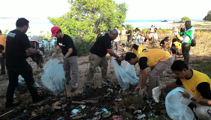 Bersih-bersih di Teluk Benoa Sambut Hari Peduli Sampah Nasional