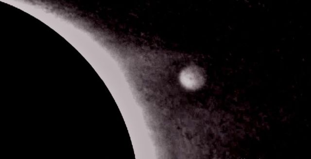 NASA satellite captured mile long UFO near the sun before it jumped away into space  Ufo-planet-sized-objects-sun%2B%25281%2529