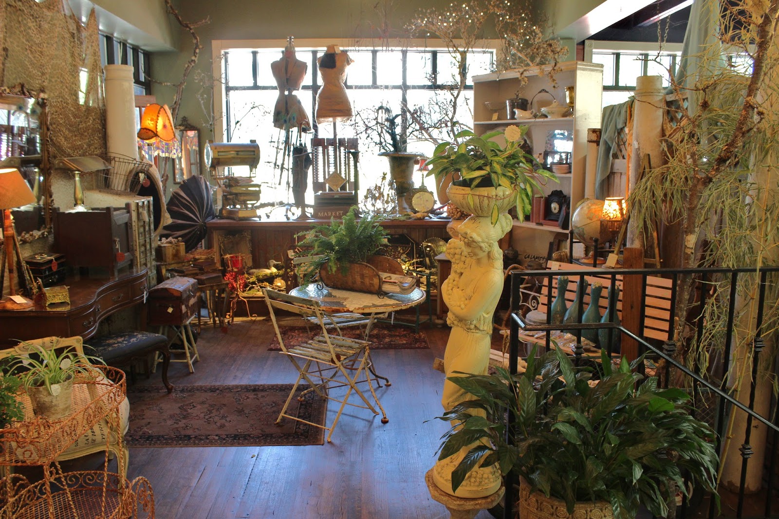 Monticello Antique Marketplace Shop Portland's Premier Antique
