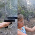 Menina de 7 anos exibe suas habilidades descarregando o pente de 2 pistolas ao mesmo tempo
