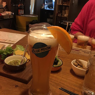 BLUE MOONというビール　ロゴ入りグラスにオレンジ飾り