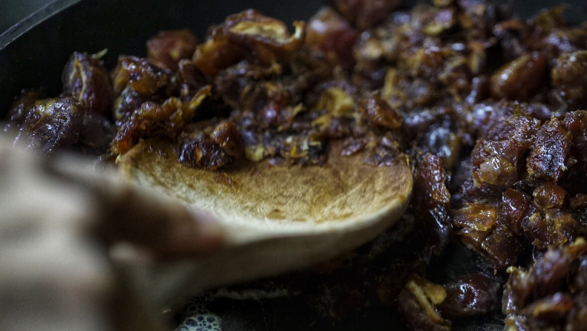 How to make sweet date cookies from Iraq
