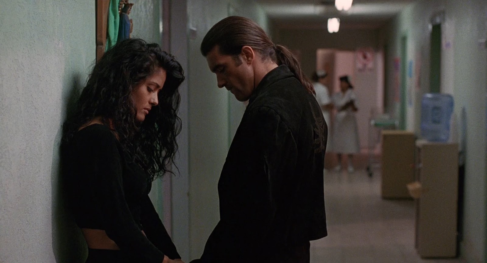 Desperado+%281995%29+HD+1080p+BRRip+Latino+-+Ingles+-+Descargatepelis.com.mkv_snapshot_01.37.18_%5B2020.01.12_20.31.20%5D.jpg (1600×865)