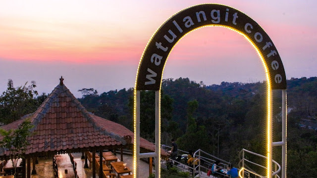 Kenyang Menanti Sunset di Watu Langit Jogjaa Coffee and ...