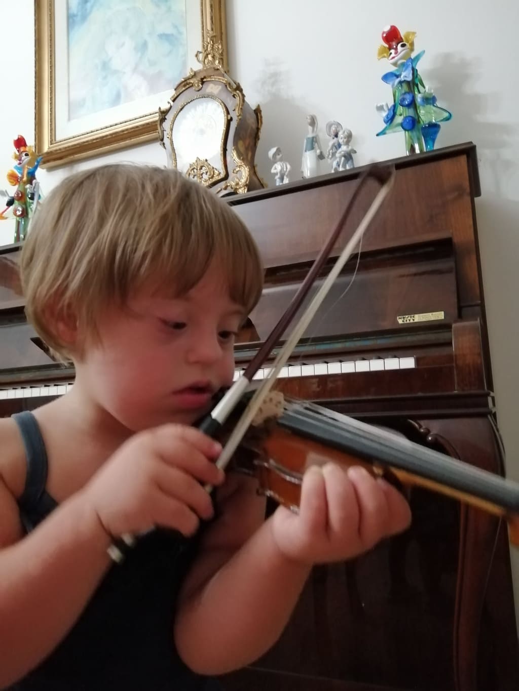 La musica è gioia Suonare il violino a 2 anni? Sì, è possibile! La musica è gioia Suonare il violino a 2 anni? Sì, è possibile!