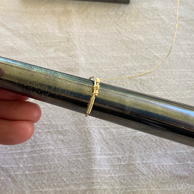 Lisa Yang Jewelry 的单圈波浪线环项目