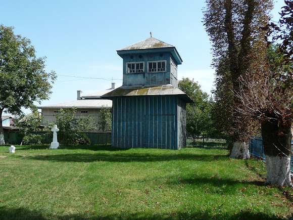 Лужаны. Свято-Вознесенская церковь. 15 в. Колокольня Лужаны. Свято-Вознесенская церковь. 15 в. Колокольня