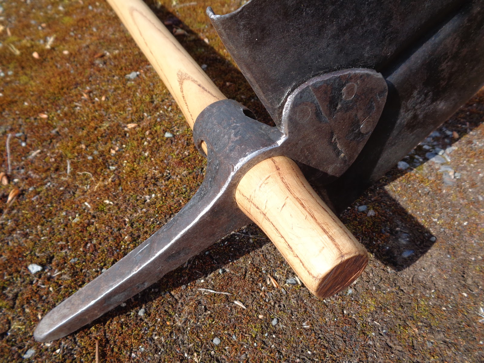 Four Bees Portuguese Entrenching Tool, Model 1909, Model 1911