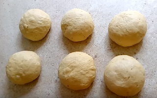 Separa la masa en bolitas de mas o menos la misma cantidad para luego dejar reposar