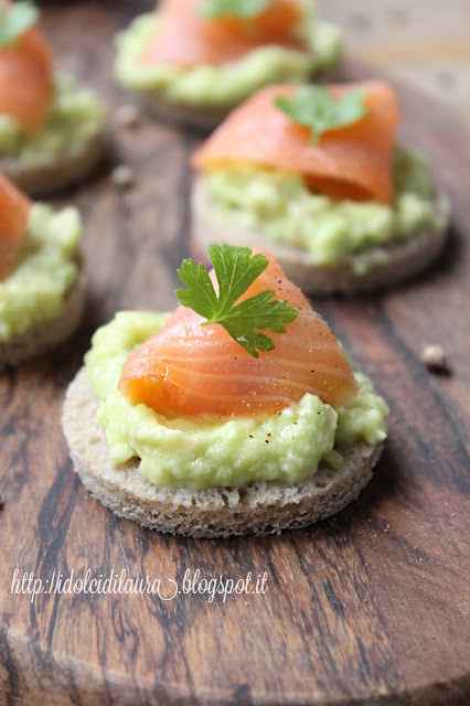 Tartine con avocado, lime e salmone affumicato