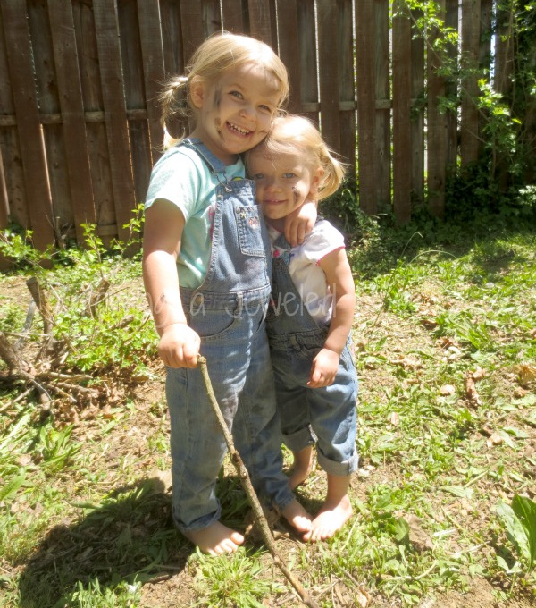 Wow all ages and make MAGIC mud! It bubbles and fizzes as kids play! #magicmud #mudpierecipe #mudplayideas #fizzingmud #bakingsodaexperimentsforkids #growingajeweledrose Wow all ages and make MAGIC mud! It bubbles and fizzes as kids play! #magicmud #mudpierecipe #mudplayideas #fizzingmud #bakingsodaexperimentsforkids #growingajeweledrose