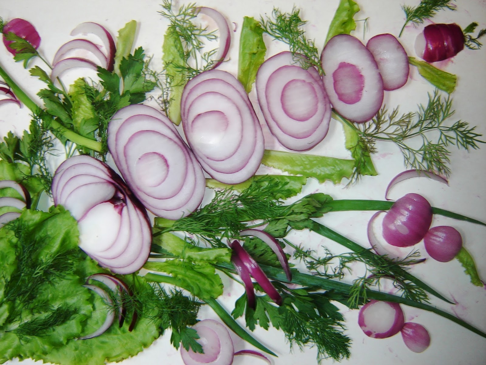 украсить луковицу в детский. украшение салатов. чиполлино лук в сад. как украсить лук. лук для детского сада.