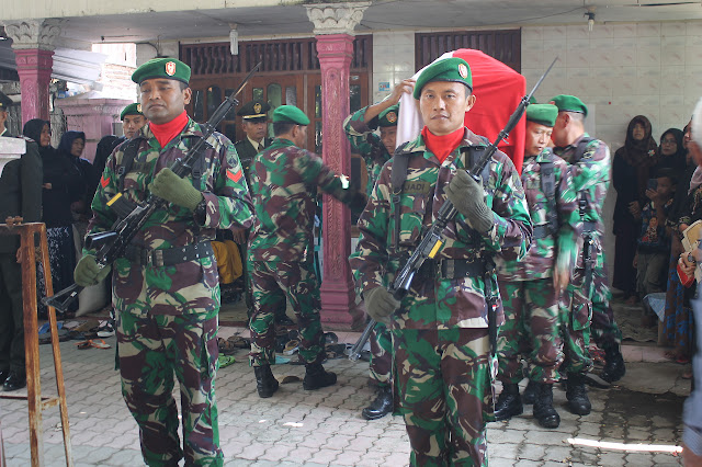 Sertu Sri Pontjo Tutup Usia, Anggota Kodim Sragen Iringi Pemakamannya Sertu Sri Pontjo Tutup Usia, Anggota Kodim Sragen Iringi Pemakamannya