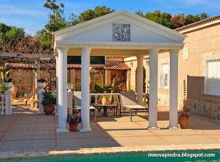 Gazebo junto a la piscina INNOVAPIEDRA