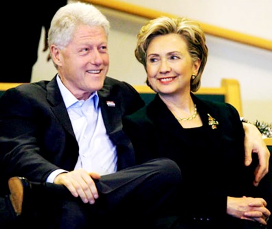 Bill Clinton y Hillary Clinton Foto de Bill Clinton abrazando Hillary Clinton