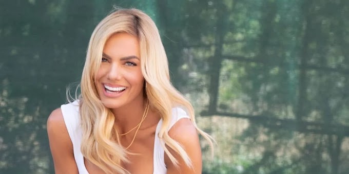 Ιωάννα Μαλέσκου: Ποζάρει με μαύρο μπικίνι και κάνει ντους στην παραλία 