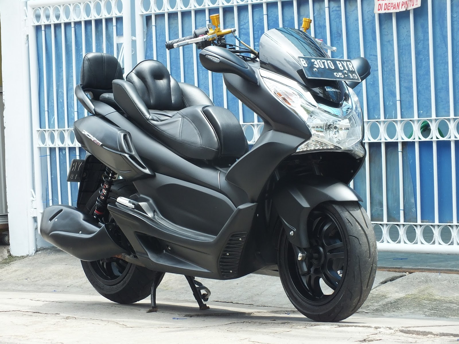 Ngecat MOTOR: HONDA PCX 150 CUSTOM CAT HITAM DOFF FULL Pesanan Mr. YON