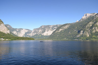 Un lac inconjurat de munti