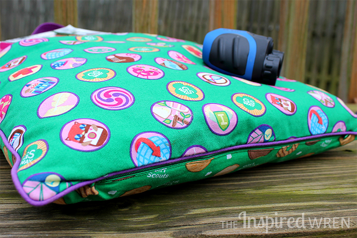Sew a travel reading pillow perfect for camping from a wide selection of novelty fabrics -- great for Girl Scouts and Boy Scouts! | The Inspired Wren