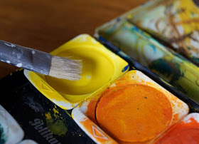 DIY: Mit Wasserfarben Fische aus Handabdrücken zaubern. Mit Wasserfarben aus dem Malkasten gelingen die Hand-Abdrücke Eurer Kinder ganz einfach!