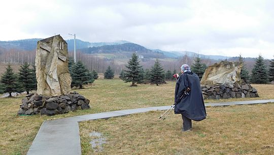 Stacje drogi krzyżowej wokół Krzyża Milenijnego w Ujeździe. Stacje drogi krzyżowej wokół Krzyża Milenijnego w Ujeździe.