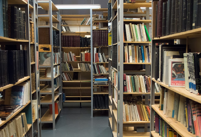 biblioteka, książki, półki z książkami