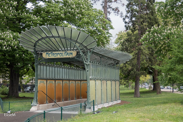 Entrée de métro d'Hector Guimard dite "la libellule" Entrée de métro d'Hector Guimard dite "la libellule"