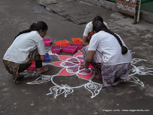 Decorações na entrada das casas em Trichy
