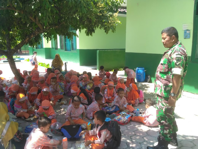Outing Class dari TK A- B desa Slogo Datangi Koramil Tanon