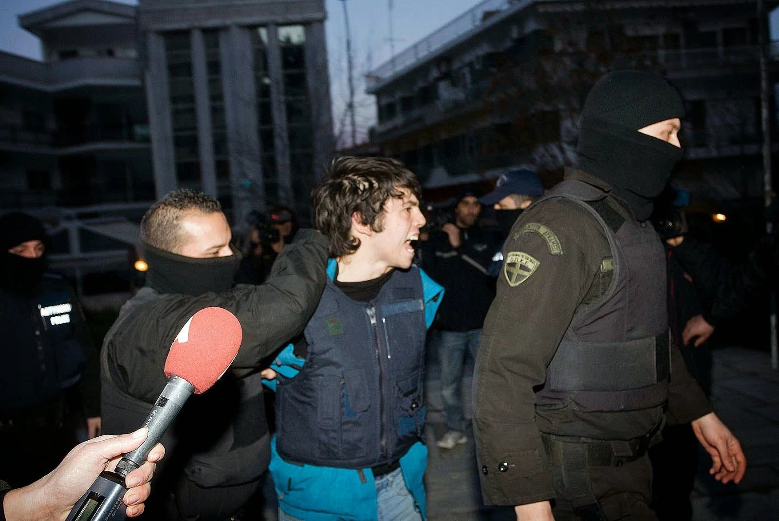 Σταμάτησε την απεργία πείνας και δίψας ο Νίκος Ρωμανός -  Ναι στο βραχιολάκι λέει η κυβέρνηση