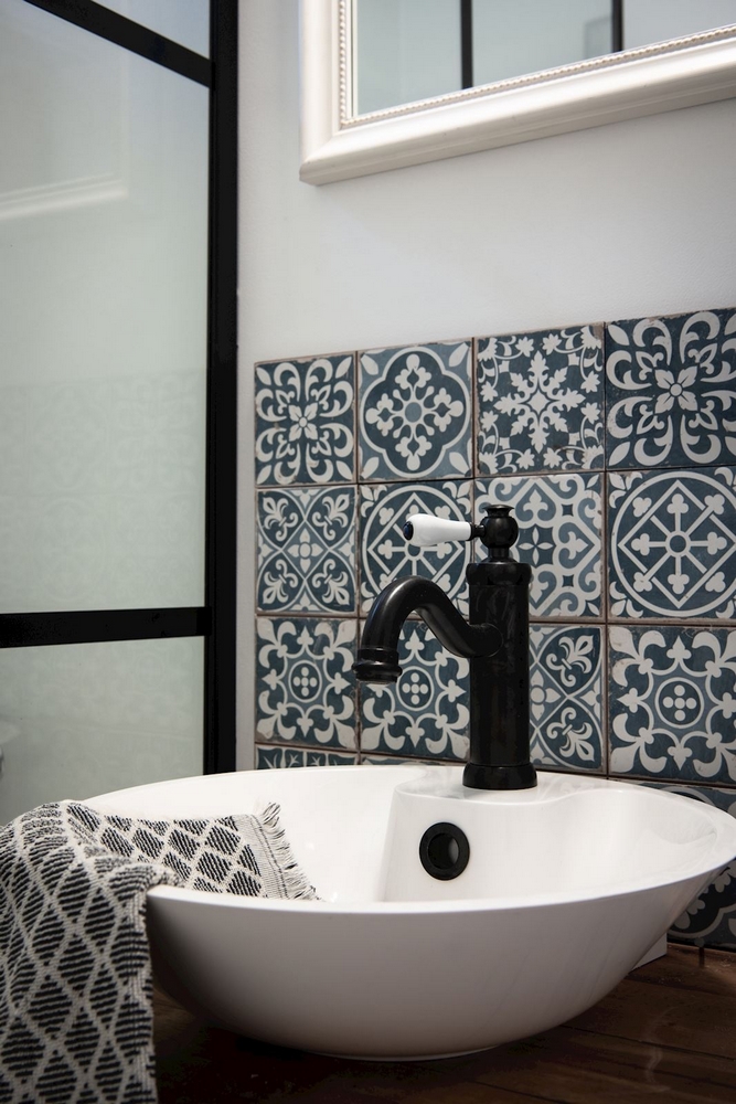 Porcelanato areia e cimento queimado branco fazem desta cobertura um paraíso grego