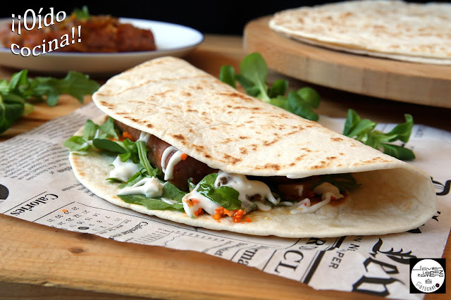 Piadinas con salchichas encebolladas, ensalada y salsa roquefort