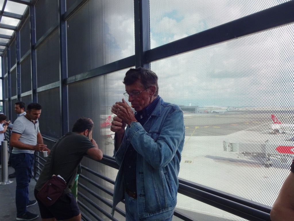 Курилка телеграм. Курилка в аэропорту Стамбула. Курит в аэропорту. Места для курения в аэропорту Стамбула. Стамбул новый аэропорт Курилка.