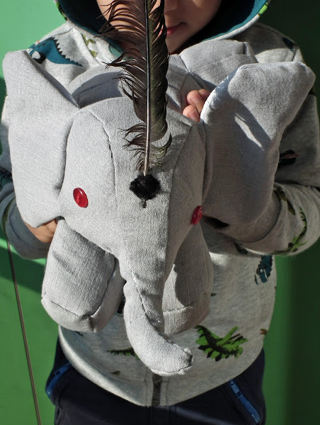Photo d'un petit enfant tenant un éléphant de chiffon.
