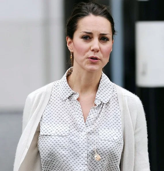 Kate Middleton walked around the Chelsea neighborhood with a male companion while carrying shopping bags from Zara Home