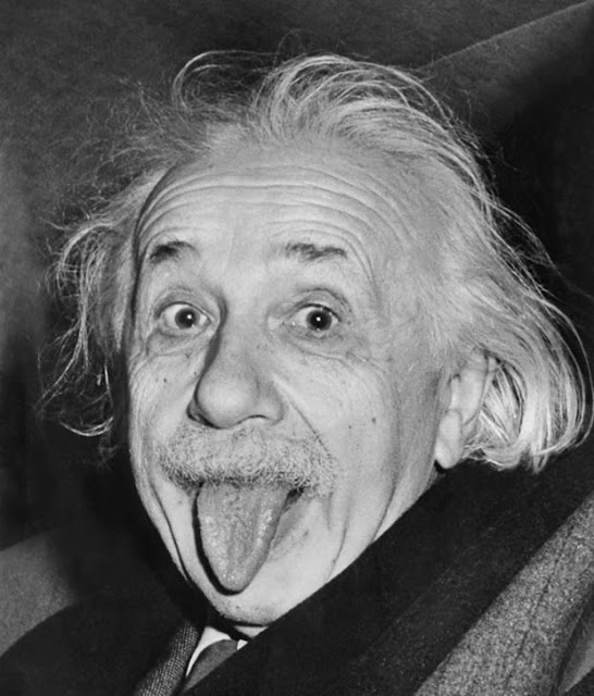 Foto de Einstein mostrando a língua