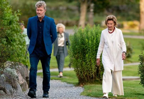 Queen Sonja and Magne Furuholmen have collaborated on an artistic project in support of the Queen Sonja Print Award. Sonja in white blazer