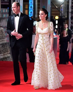 Hoje vamos nos inspirar nos looks da Kate Middleton, ela  é a esposa do príncipe Guilherme, Duque de Cambridge mais conhecido como Príncipe William, Kate com seus 38 anos, é mãe de três filhos, é uma mulher elegante, fina, e rouba os olhares a onde quer que passe.  Venha se inspirar: