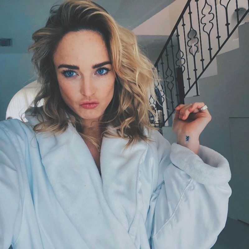 DC COMICS AND ARROWVERSE : Legends Of Tomorrow Star Caity Lotz – Social