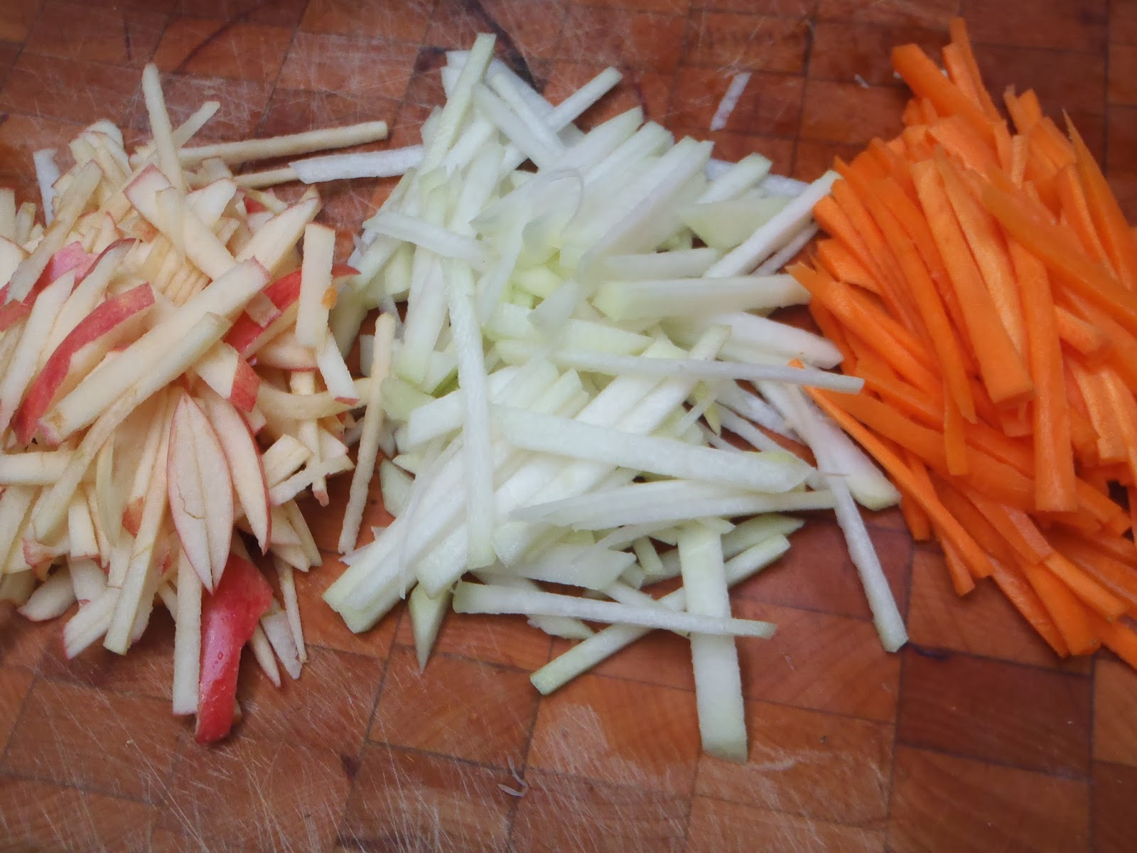Капуста морковь сельдерей. Кольраби соломкой. Яблоко нарезанное соломкой. Овощи нарезанные соломкой. Соломка морковь и сельдерей.