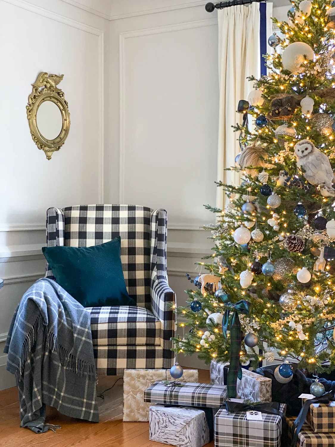traditional christmas decor, living room at christmas, living room christmas decorations
