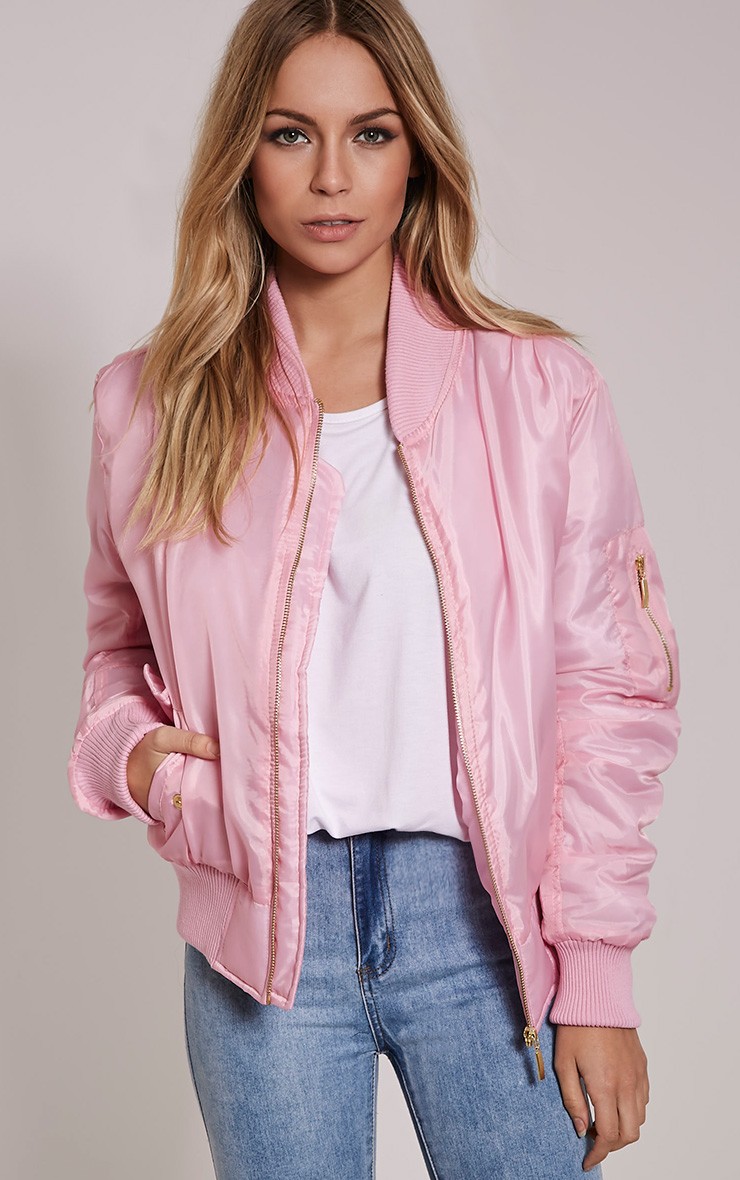 Куртка девушки розовая. Оджи розовый бомбер. Бомбер розовый 2021 Гесс женский. Sela розовый бомбер. Giorgio Brato куртка розовая блестящая бомбер.