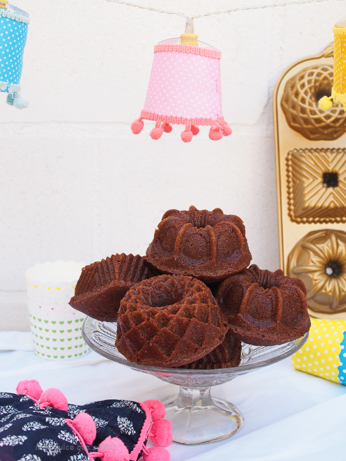 Mini bundt cakes de natillas de chocolate