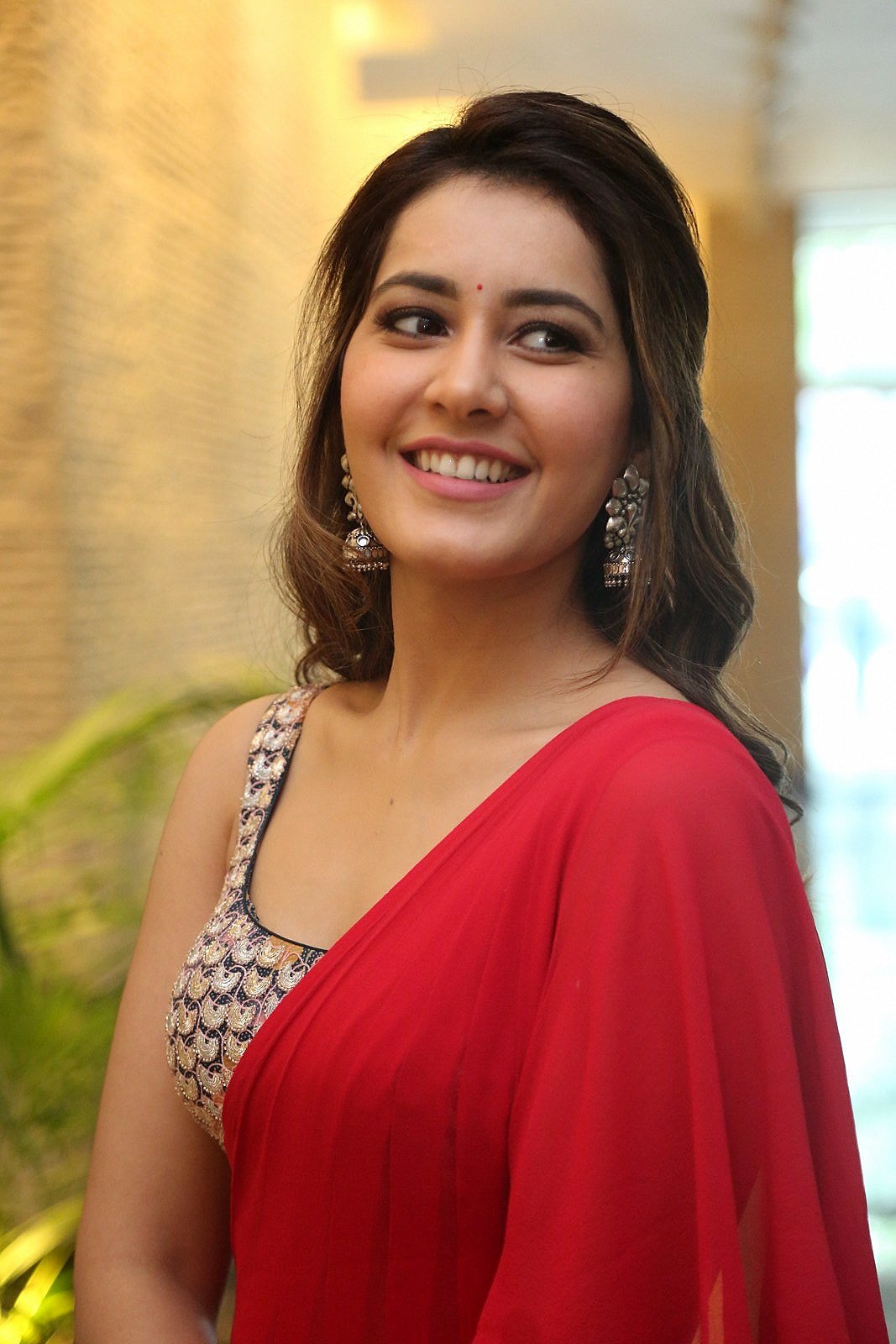 All actress wallpapers : Raashi Khanna cute 38 hd wallpapers