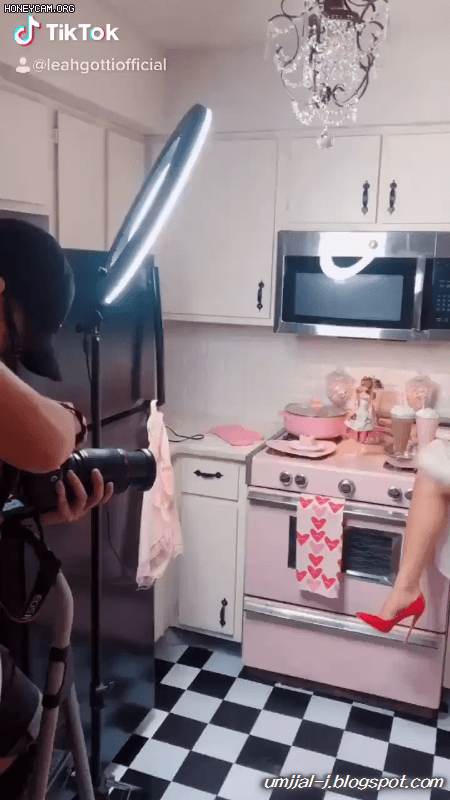 화보 촬영하는 레아 고티 - 디쁠