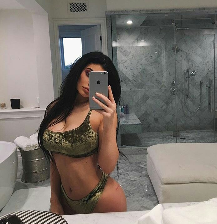 Kylie Jenner Share Hot Bikini Photos On Social Sites Instagram