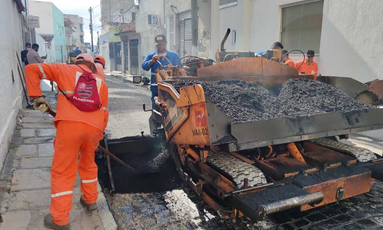 Prefeitura de Jacobina pavimenta com asfalto a Rua Antônio Pires e Ferreira
