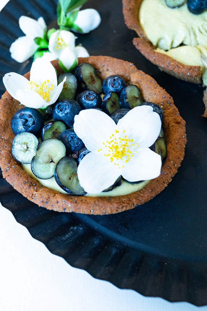 Knusperkabinett: Blaubeertörtchen mit heller Schokoladen-Pistazien-Mousse Knusperkabinett: Blaubeertörtchen mit heller Schokoladen-Pistazien-Mousse