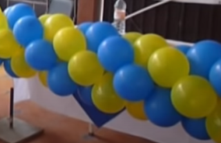 eine lange gelb-blaue Ballon- Girlande wird erstellt.